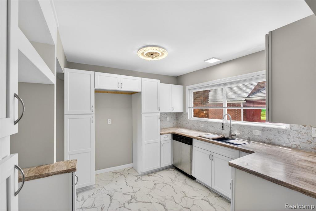 4047 Mitchell Drive, Flint, MI 48506 — Photo 8
