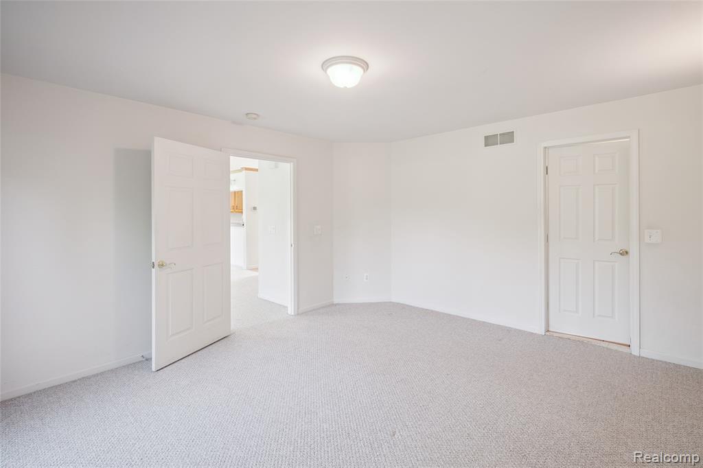 628 Olde Ivy Lane, Howell, MI 48843 — Photo 17