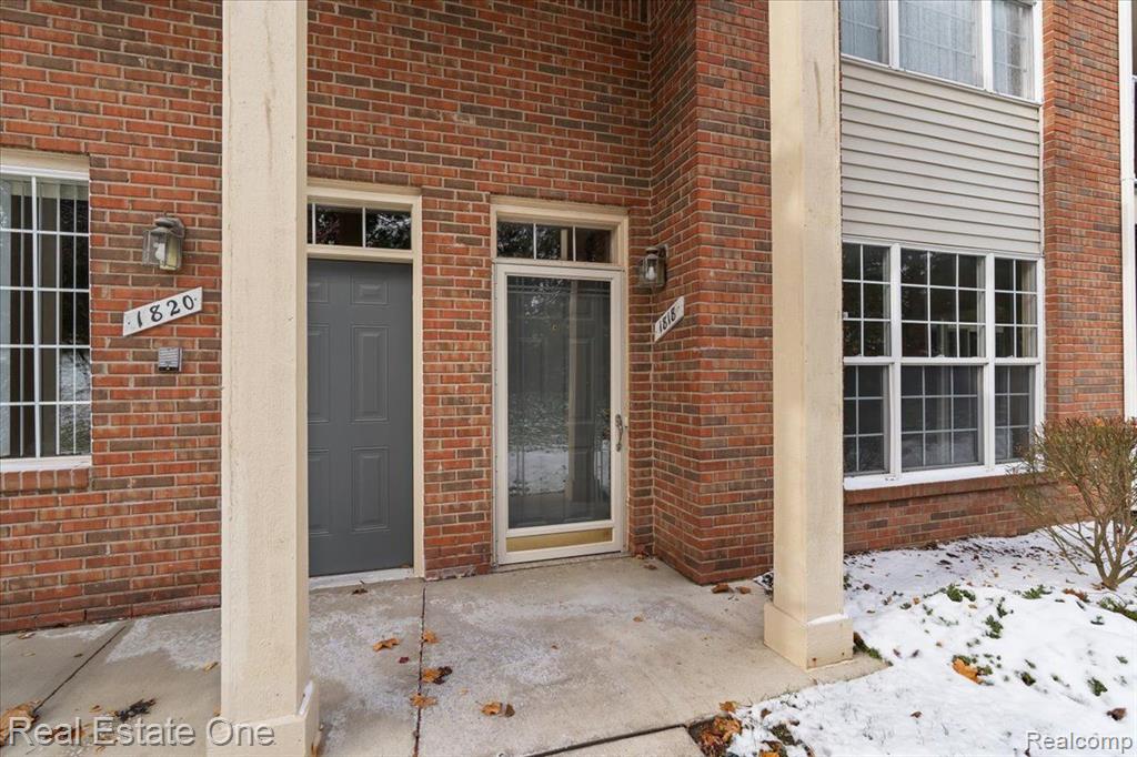 1818 Flagstone Circle, 34, Rochester, MI 48307 — Photo 2