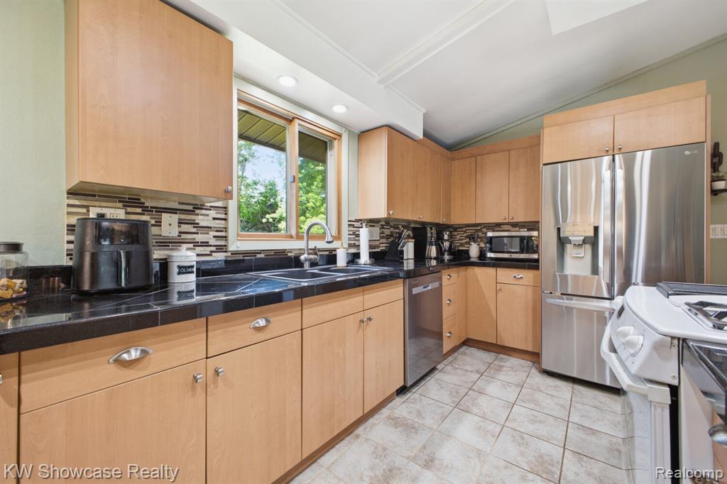 1659 Lockwood, Highland, MI 48356 — Photo 9