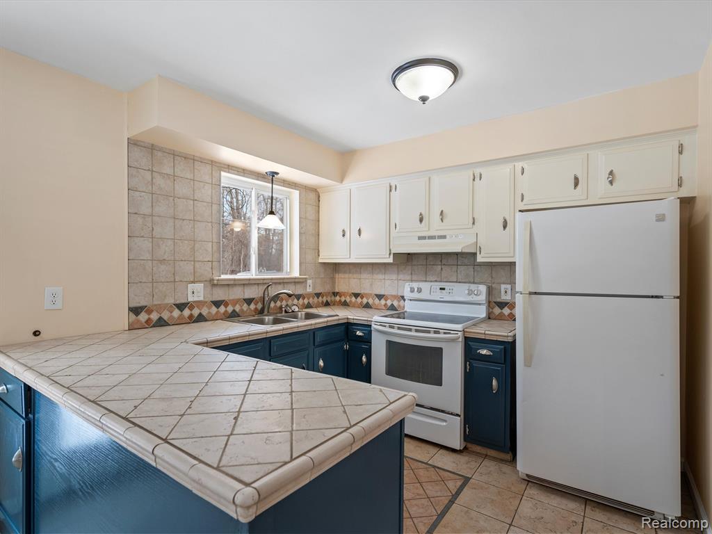 6652 DOYON Drive N, Waterford, MI 48327 — Photo 14