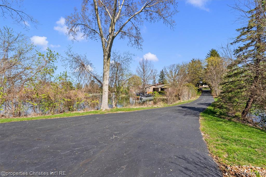 4912 Oakwood Court, Commerce Twp, MI 48382 — Photo 39
