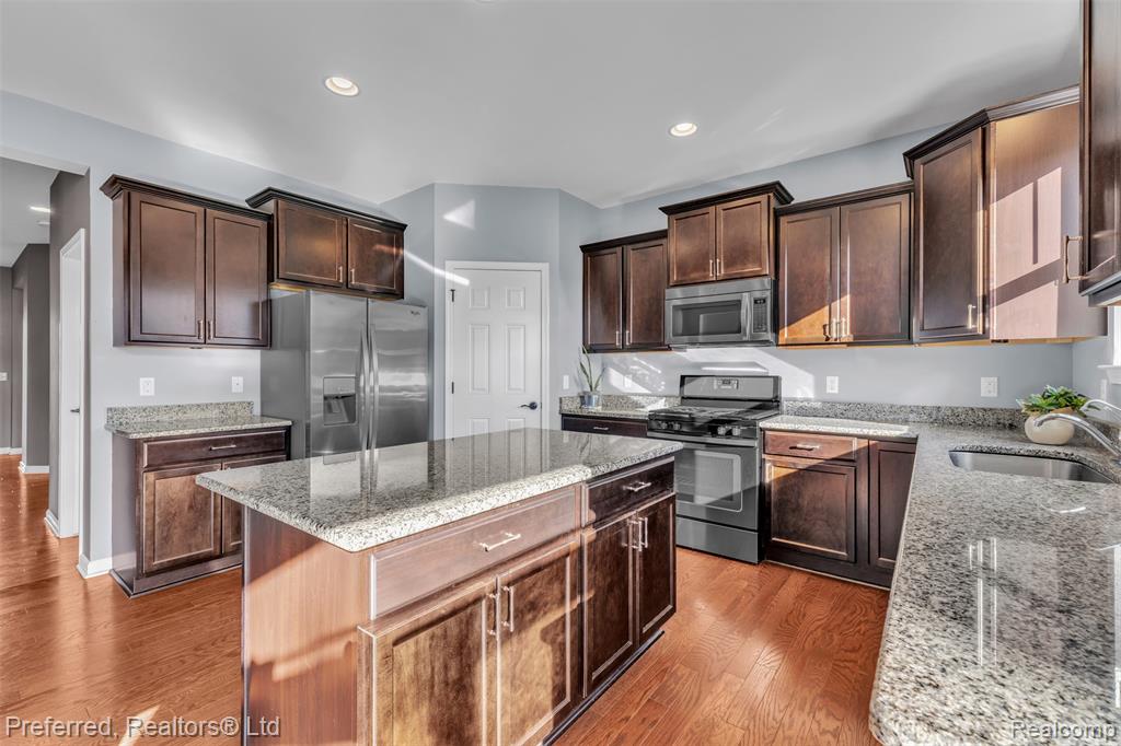 28430 Oakmonte Circle E, New Hudson, MI 48165 — Photo 25