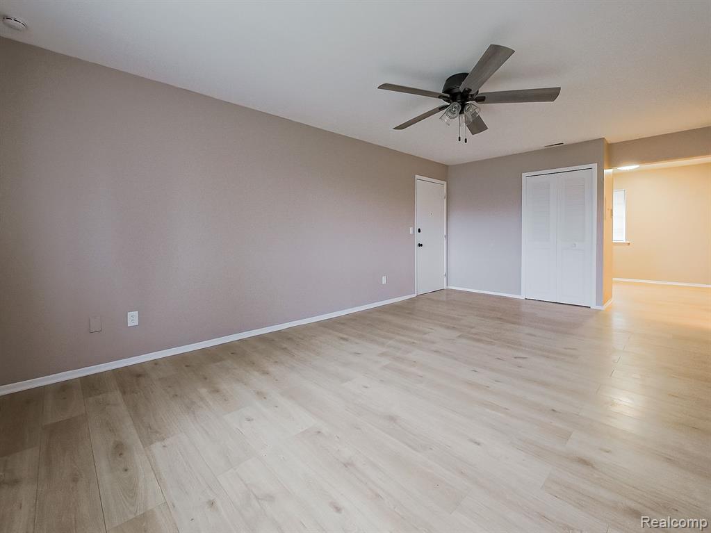 8250 CRESTVIEW Drive, B8, Sterling Heights, MI 48312 — Photo 3