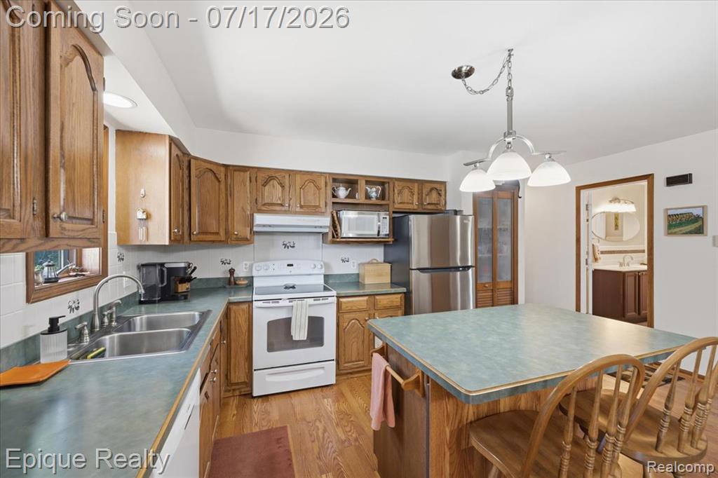 555 E Square Lake Road, Troy, MI 48085 — Photo 16