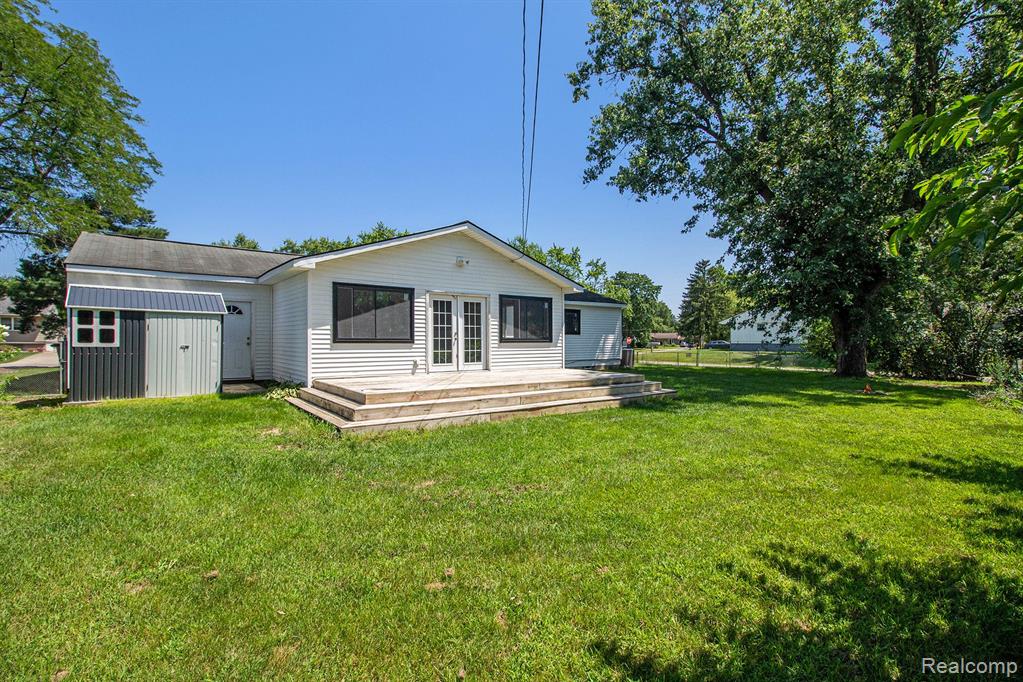 2665 LOS ANGELES Drive, Wolverine Lake, MI 48390 — Photo 24