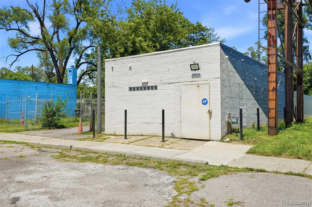 19512 Schoolcraft, Detroit, MI 48223