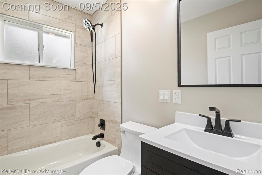 9844 E Clements Circle, Livonia, MI 48150 — Photo 18