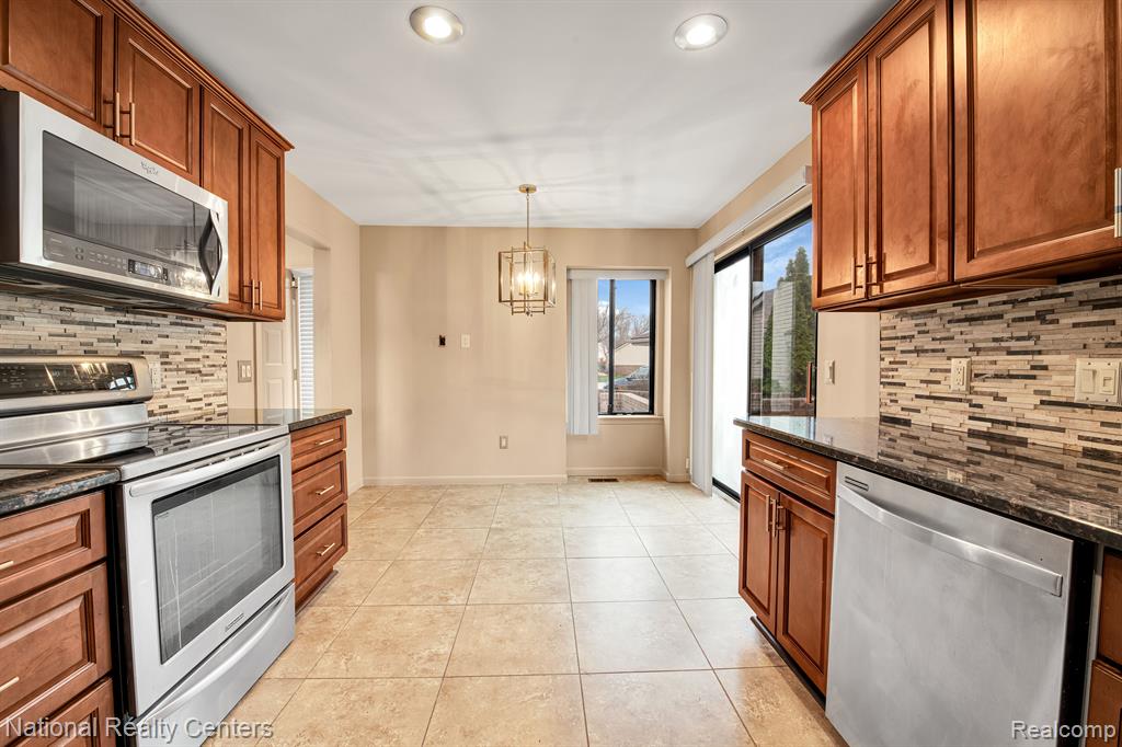 29214 W CHANTICLEER Drive, Southfield, MI 48034 — Photo 10