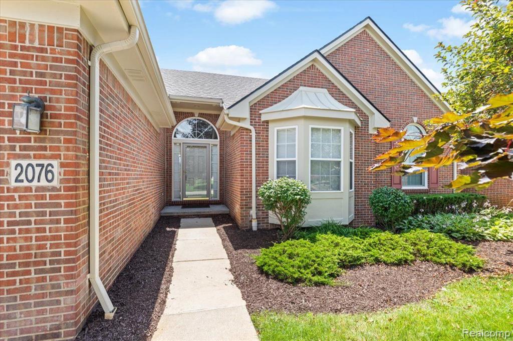 2076 RED MAPLE Lane, Commerce Twp, MI 48390 — Photo 2