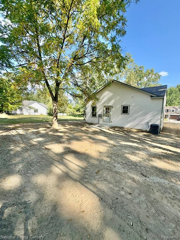 542 Springle Drive, Waterford, MI 48327 — Photo 22