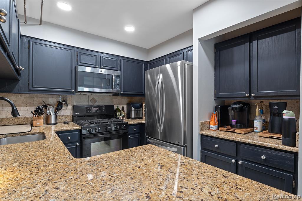 1561 S HILL Boulevard, Bloomfield Hills, MI 48304 — Photo 10