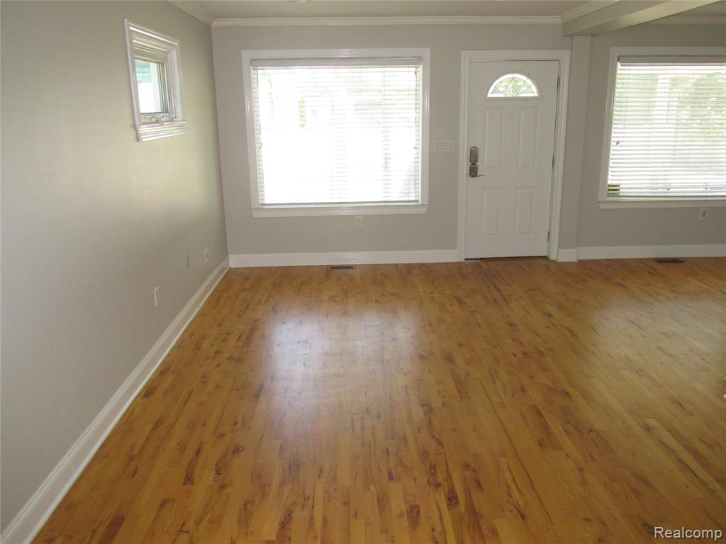 984 E Mahan Avenue, Hazel Park, MI 48030 — Photo 4