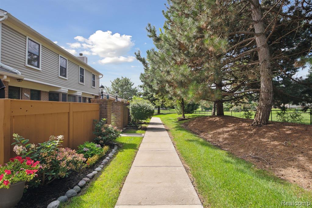 22040 EDGEWATER, Novi, MI — Photo 6