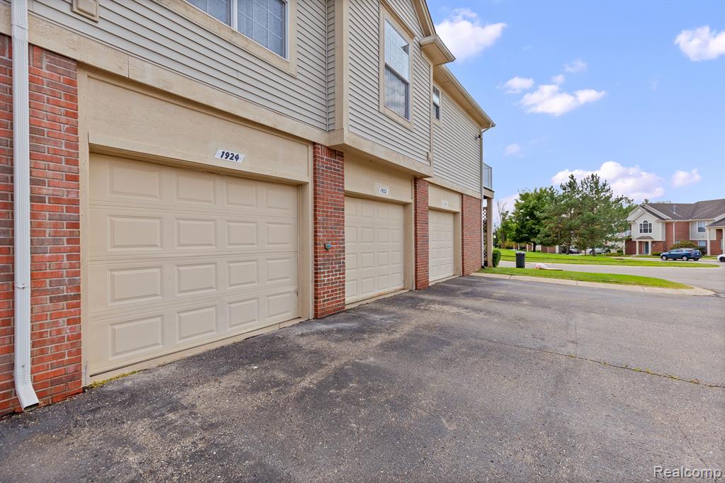 1924 FLAGSTONE Circle, Rochester, MI 48307 — Photo 24