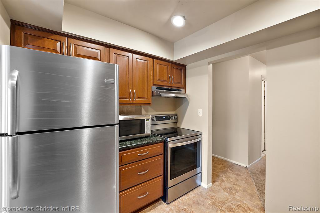 636 E FOX HILLS Drive, Bloomfield Hills, MI 48304 — Photo 8