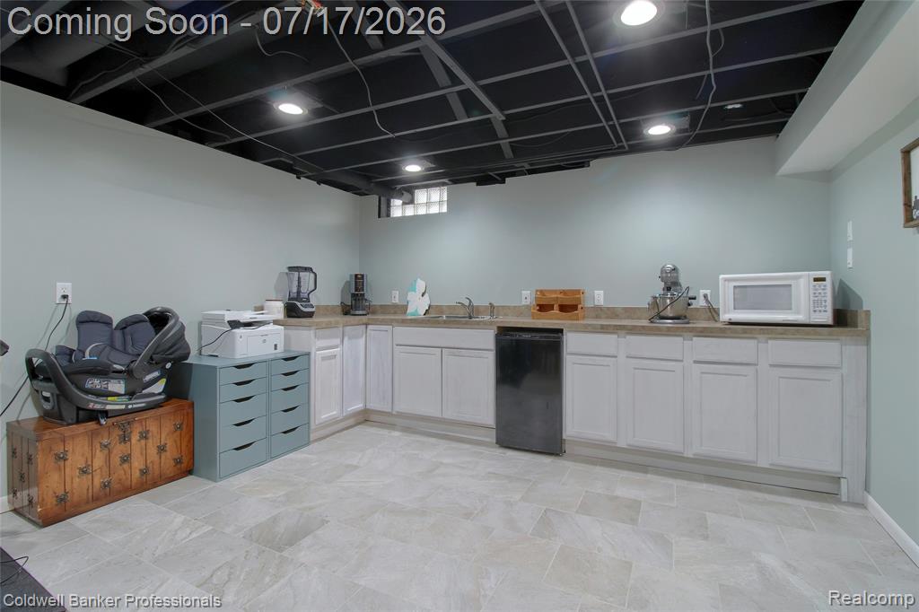 9118 Deering Street, Livonia, MI 48150 — Photo 21