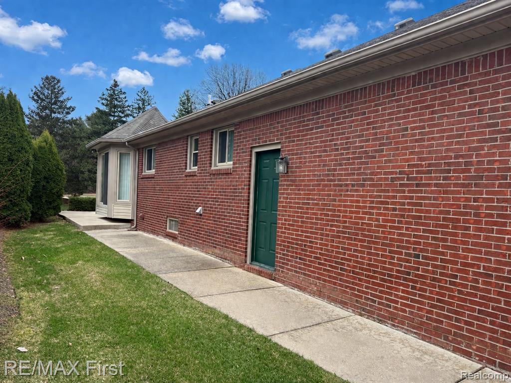 47985 Fox Chase Court, Shelby Twp, MI 48315 — Photo 24