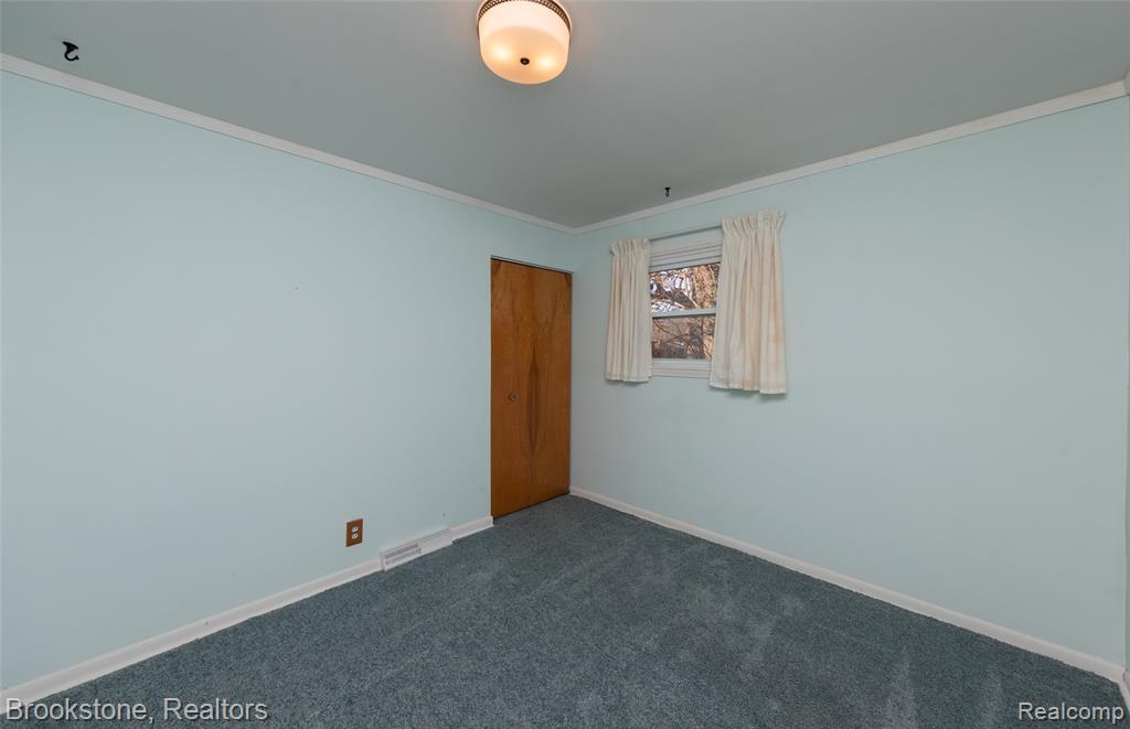 656 S CASS LAKE Road, Waterford, MI 48328 — Photo 28