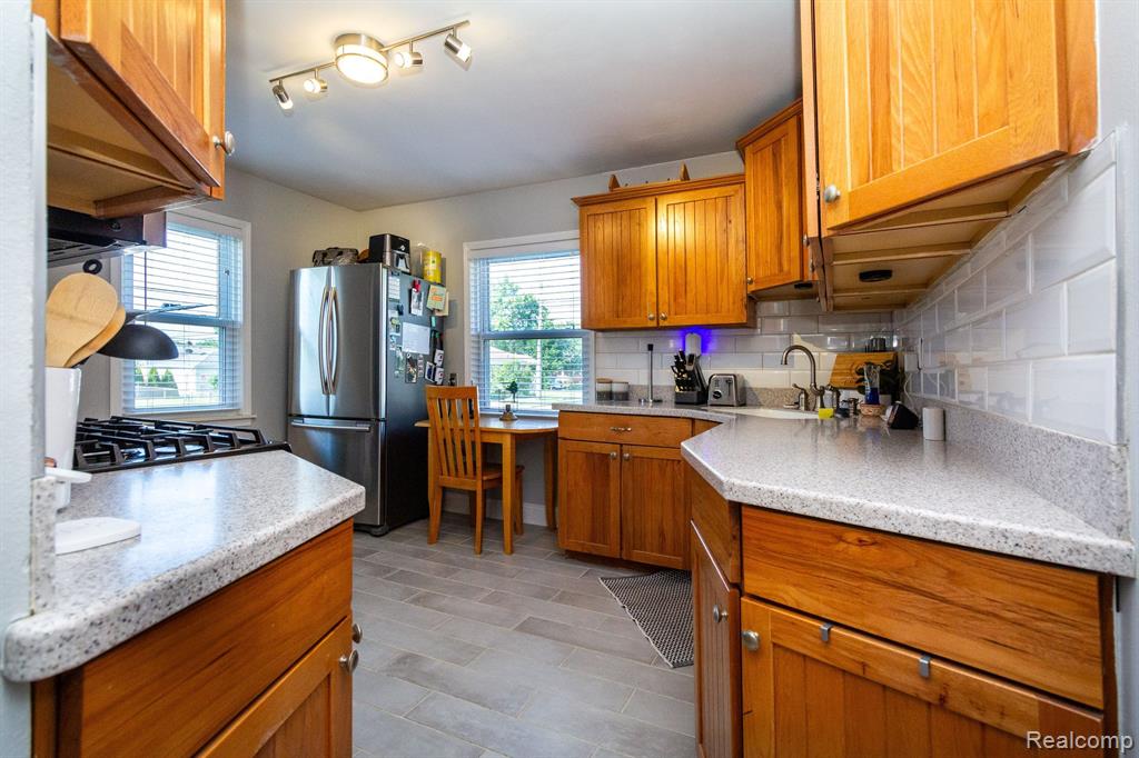 9732 LAURENCE Avenue, Allen Park, MI 48101 — Photo 9