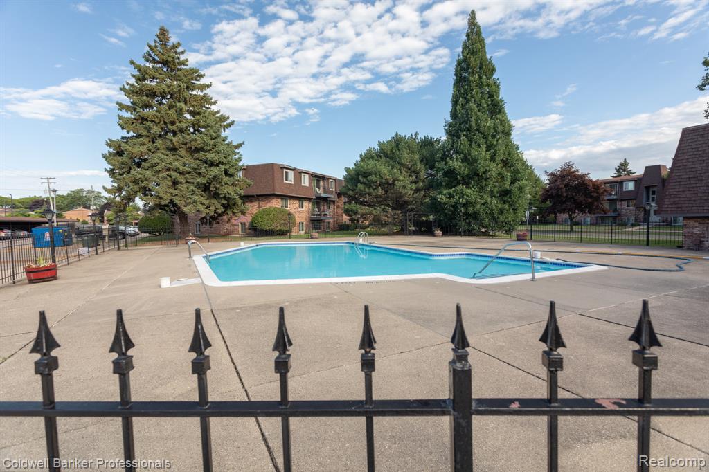 425 Riviera Drive, Saint Clair Shores, MI 48080 — Photo 9