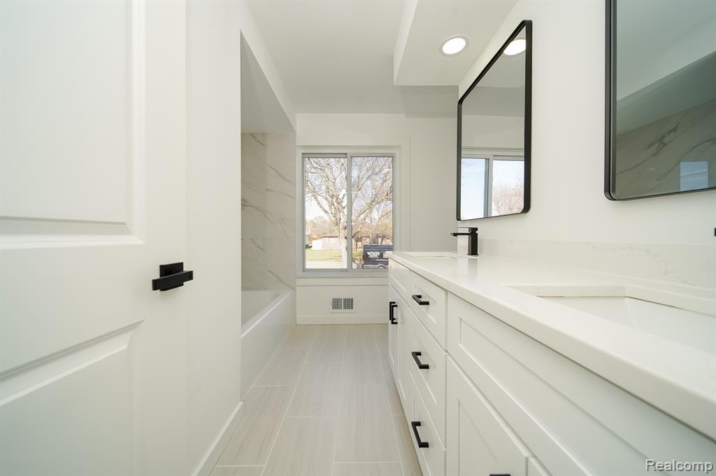 4060 Franklin Park Drive, Sterling Heights, MI 48310 — Photo 34