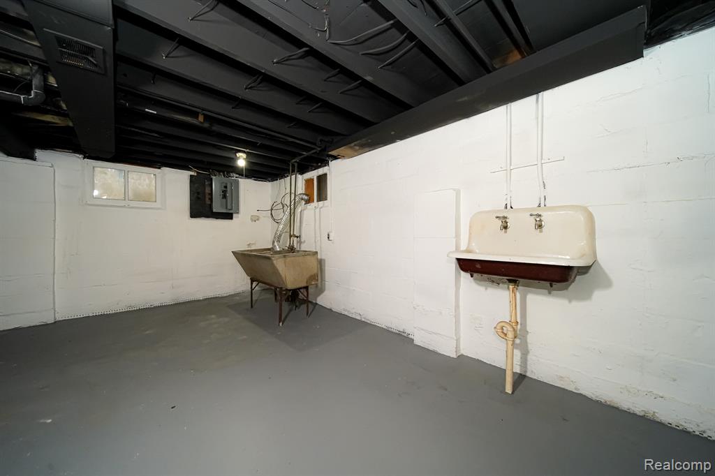 74 W BERNHARD Avenue, Hazel Park, MI 48030 — Photo 41