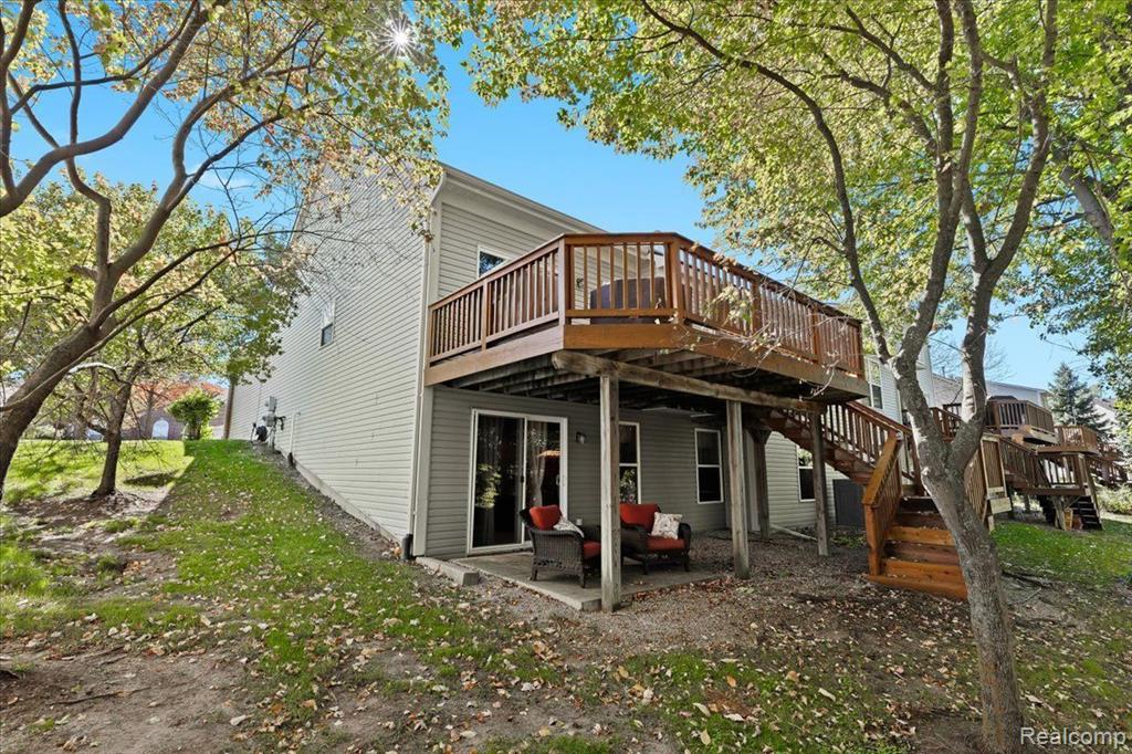 819 WOODHAVEN Drive, Commerce Twp, MI 48390 — Photo 2