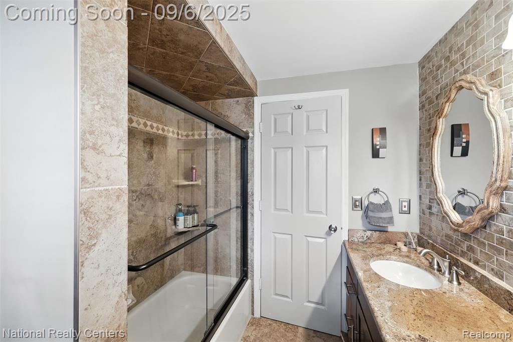 46674 Snowbird Drive, Macomb, MI 48044 — Photo 23