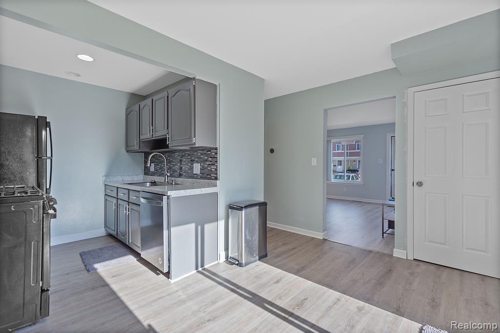 45880 KENSINGTON Street, Utica, MI 48317 — Photo 5