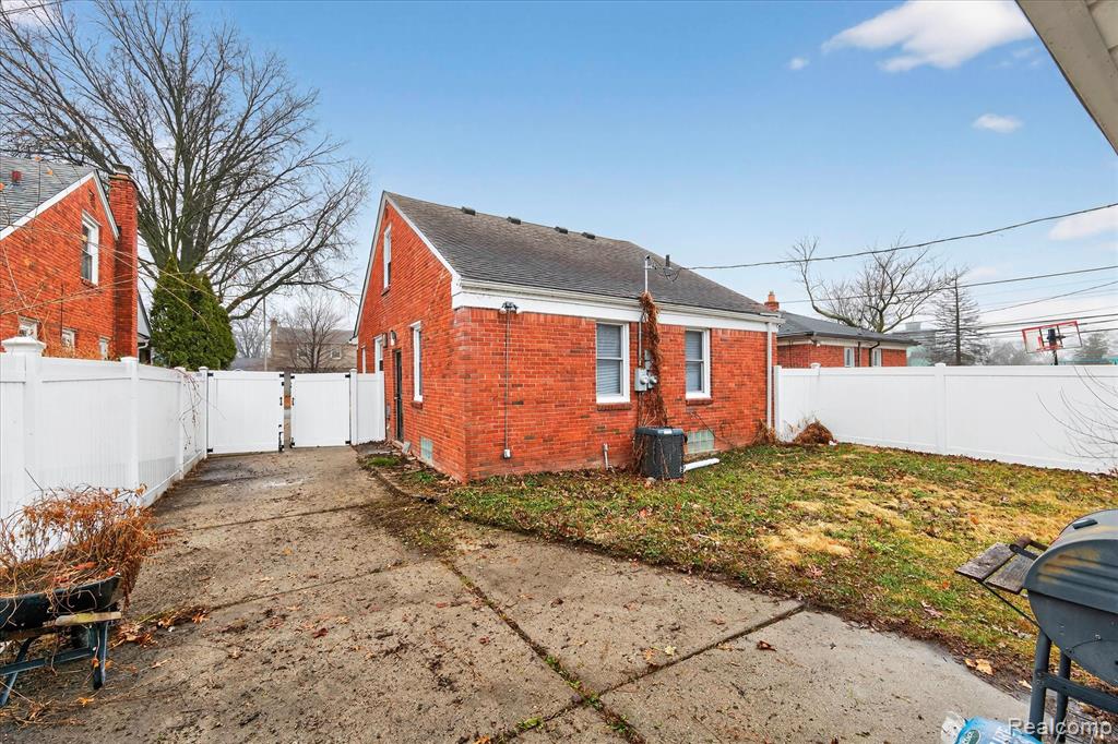 21211 Newcastle Road, Harper Woods, MI 48225 — Photo 34