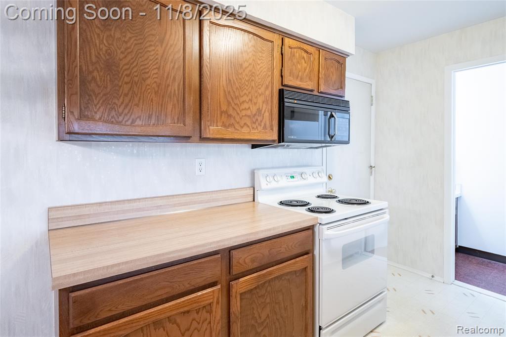 285 Inlet Court, Walled Lake, MI 48390 — Photo 10