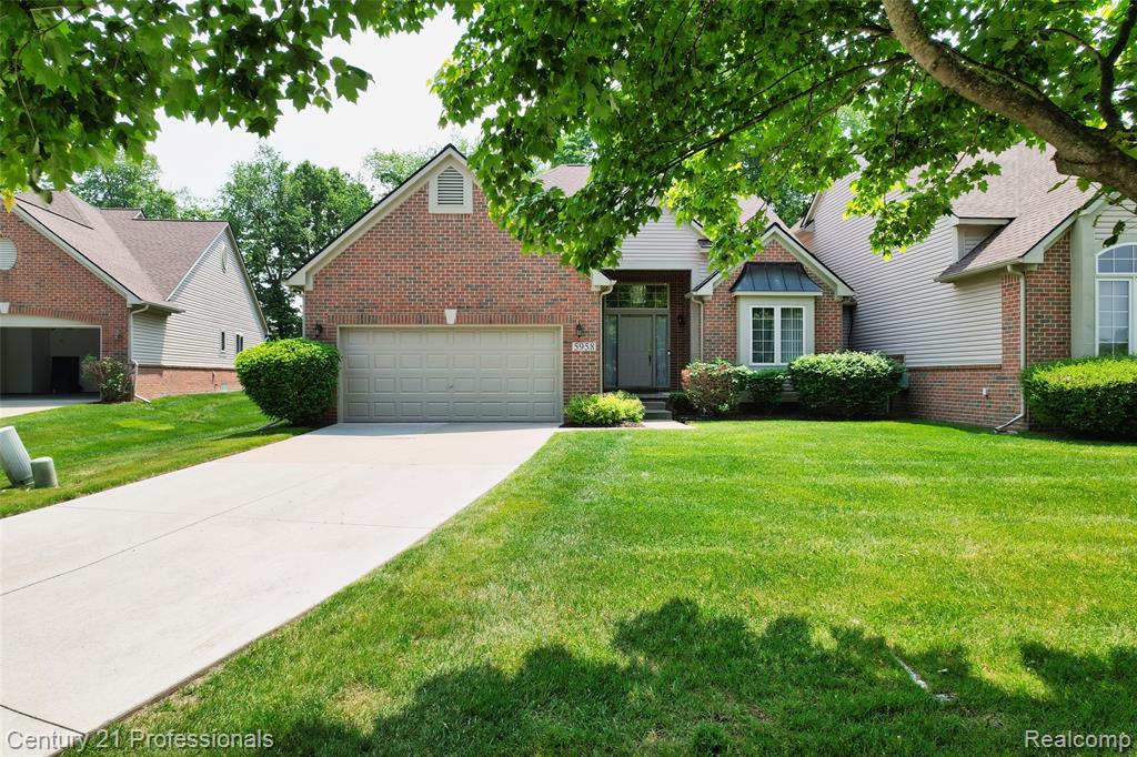 5958 Lochmore Drive, Commerce Twp, MI 48382 — Photo 2