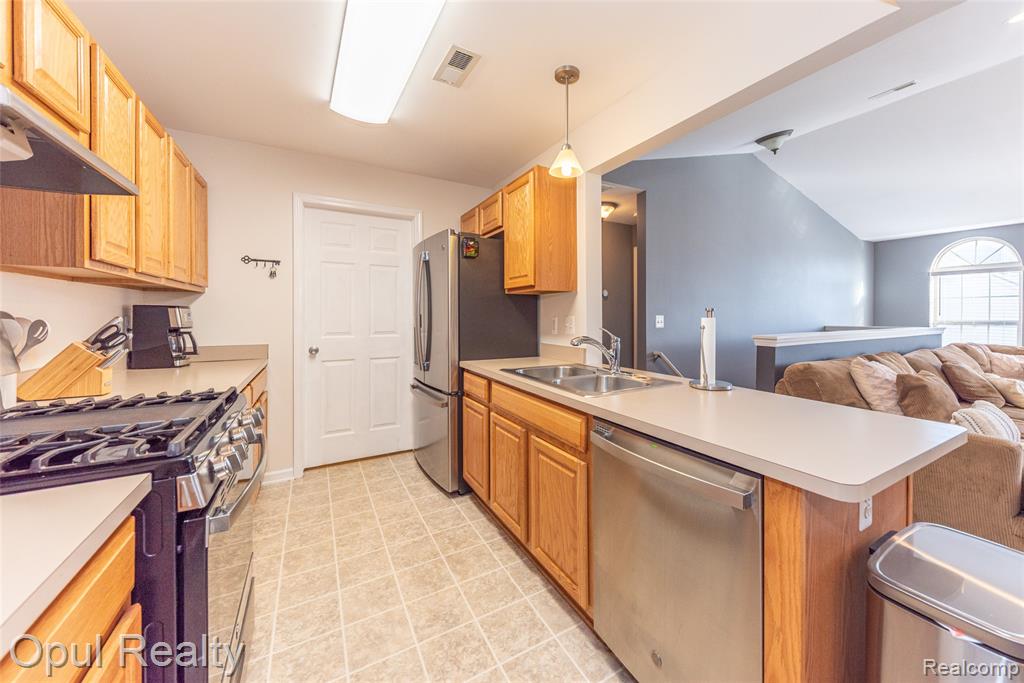 11698 Farmington Road, Livonia, MI, 48150