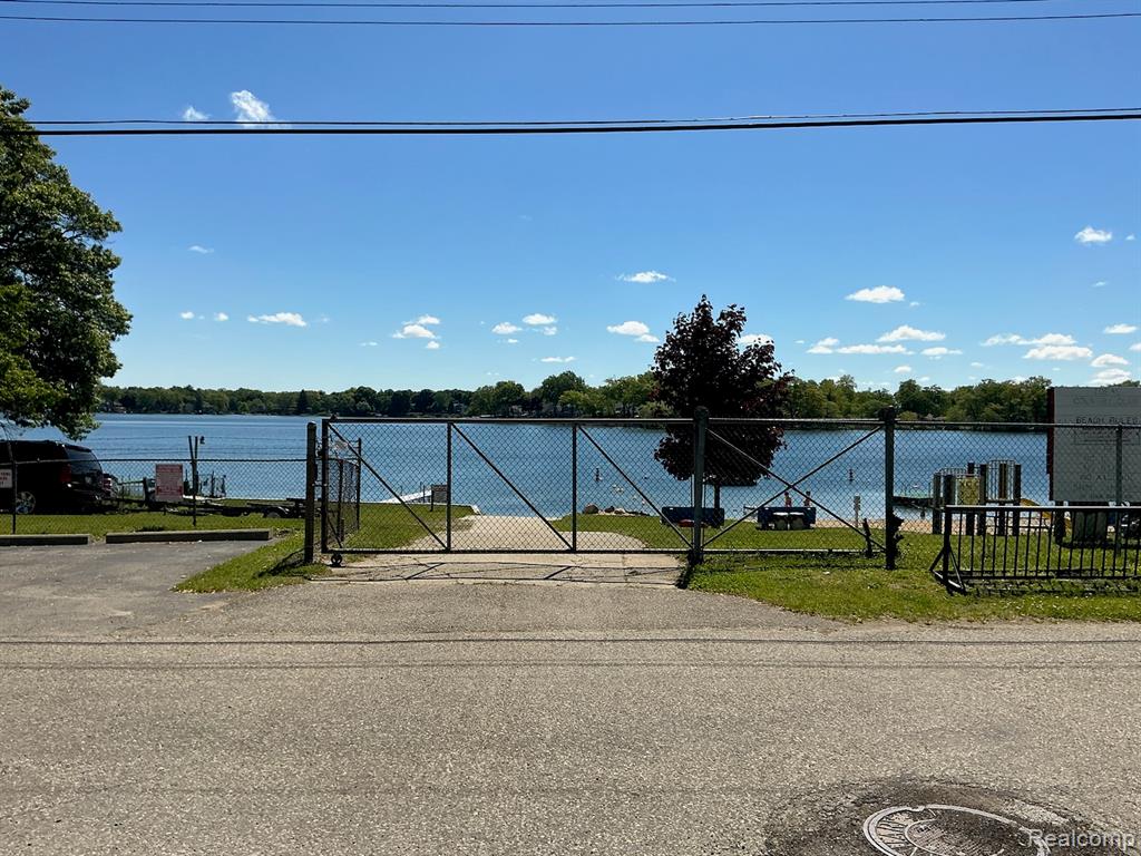 7230 Sandy Beach Drive, Waterford, MI — Photo 4