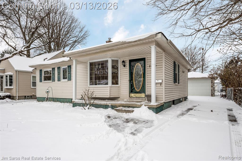 2204 Roslyn Road, Grosse Pointe Woods, MI 48236 — Photo 2