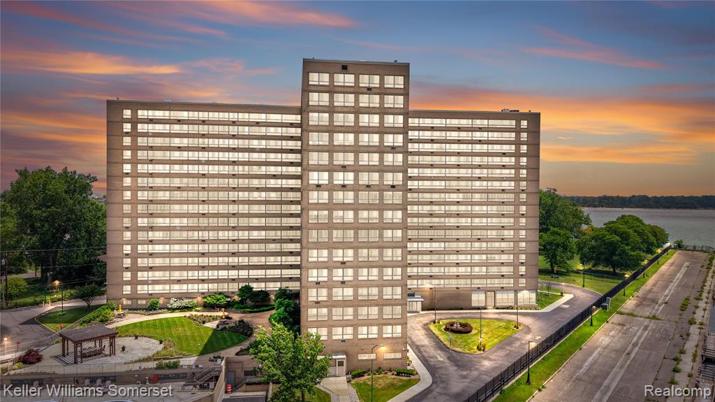 8900 Jefferson Avenue, 204, Detroit, MI 48214 — front exterior