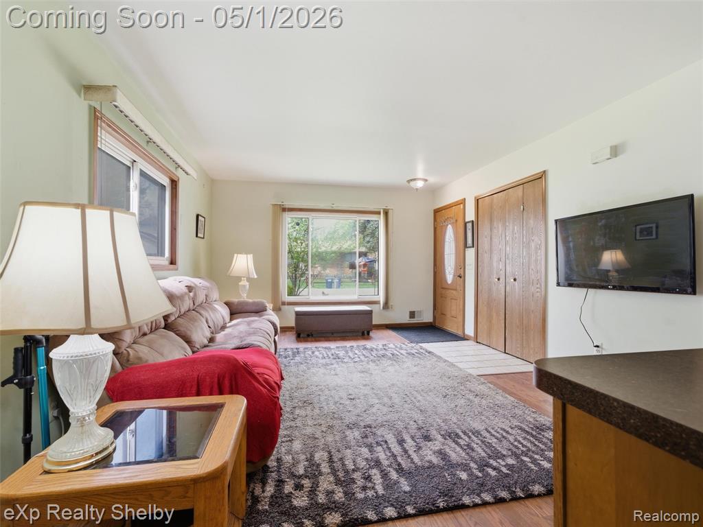 21660 Roosevelt Avenue, Farmington, MI 48336 — Photo 4