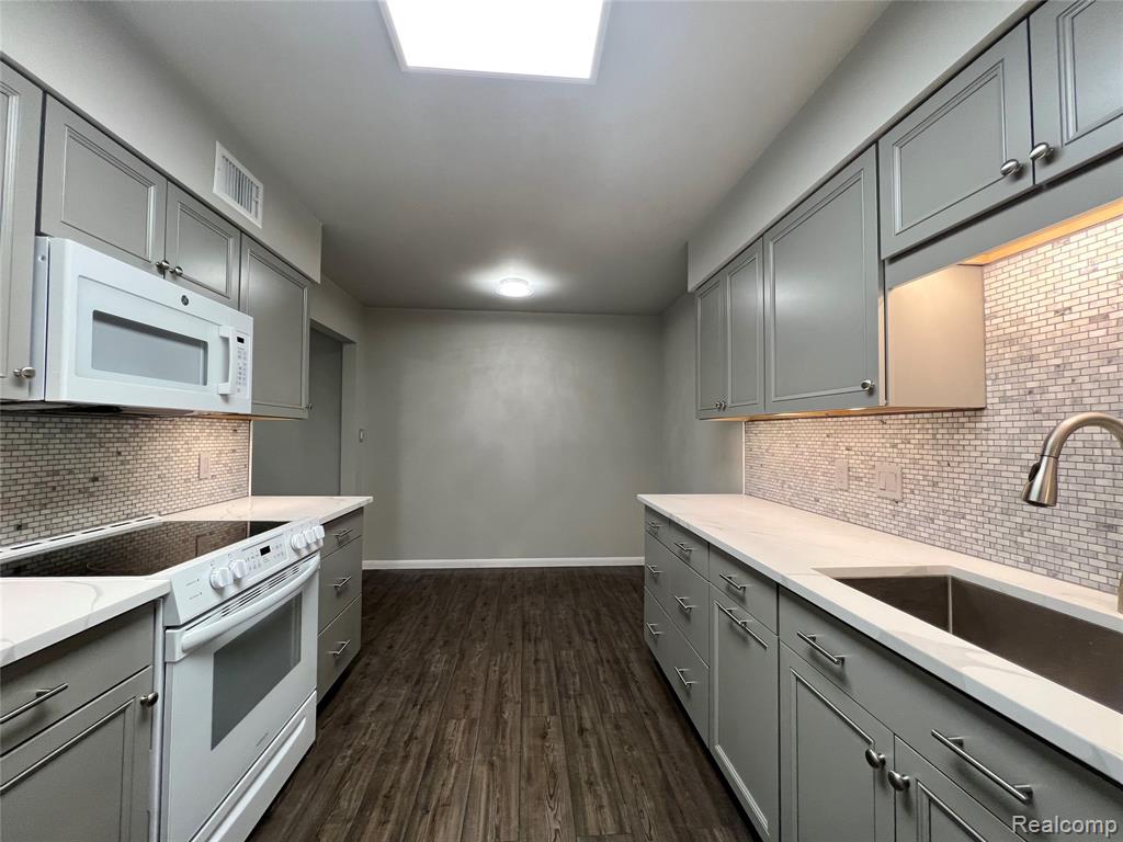 521 E UNIVERSITY Drive, Rochester, MI 48307 — Photo 9