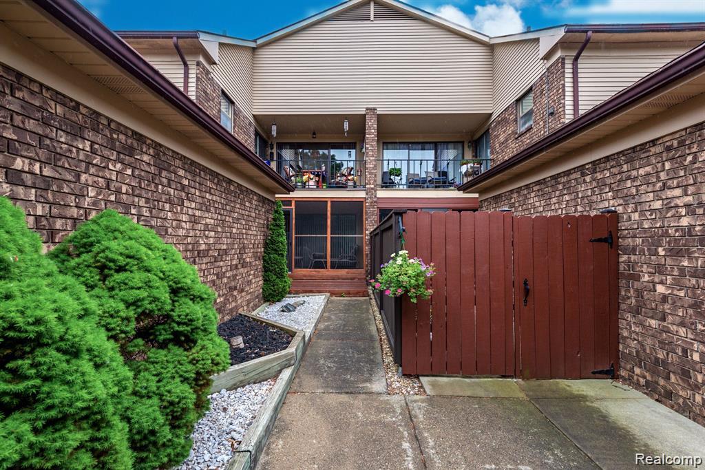 4426 Knightsbridge Lane, West Bloomfield, MI 48323 — Photo 35