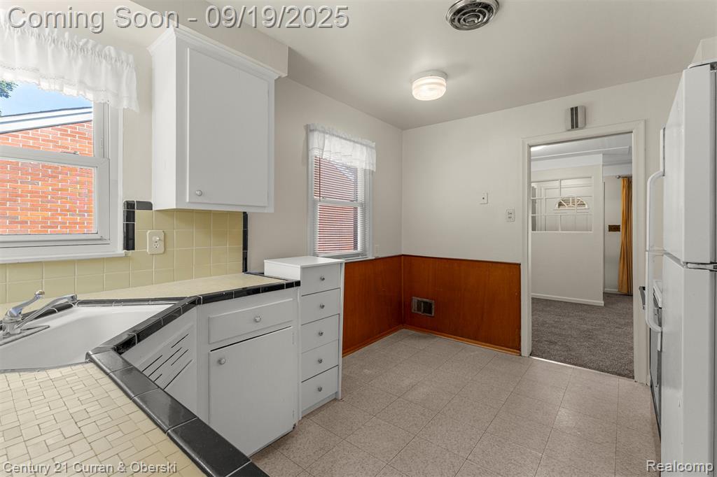 9001 Leverne, Redford, MI 48239 — Photo 16