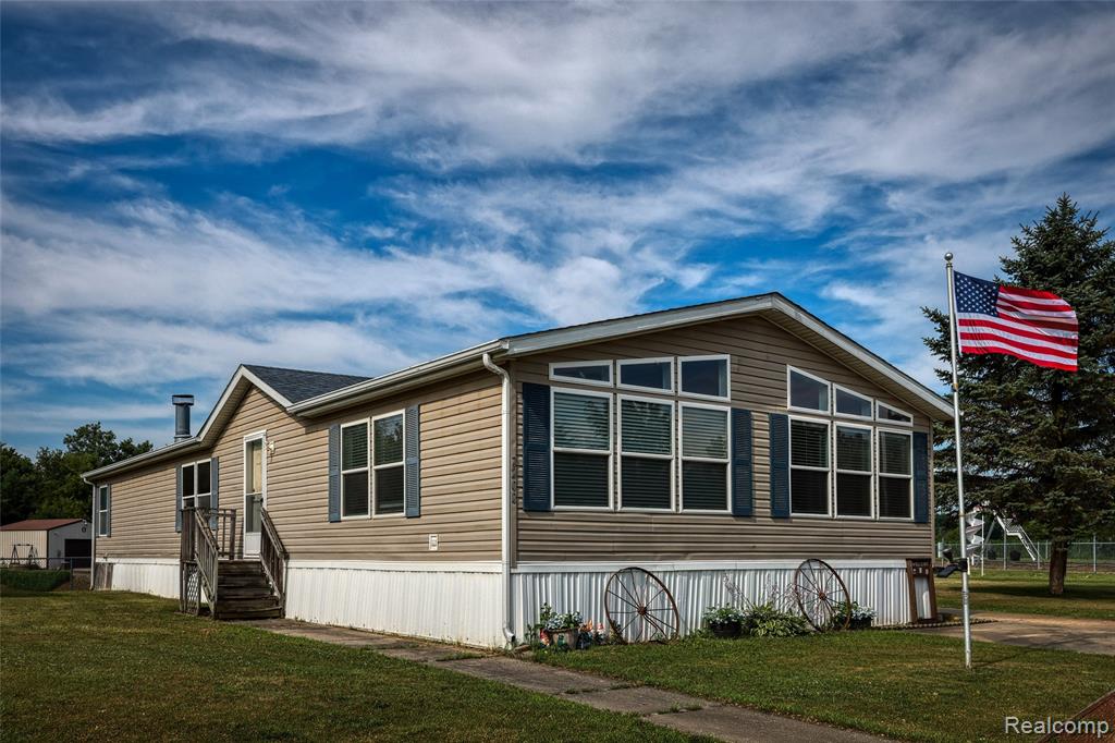 7208 Mapleview Circle E, Brown, MI 48416 — Photo 2