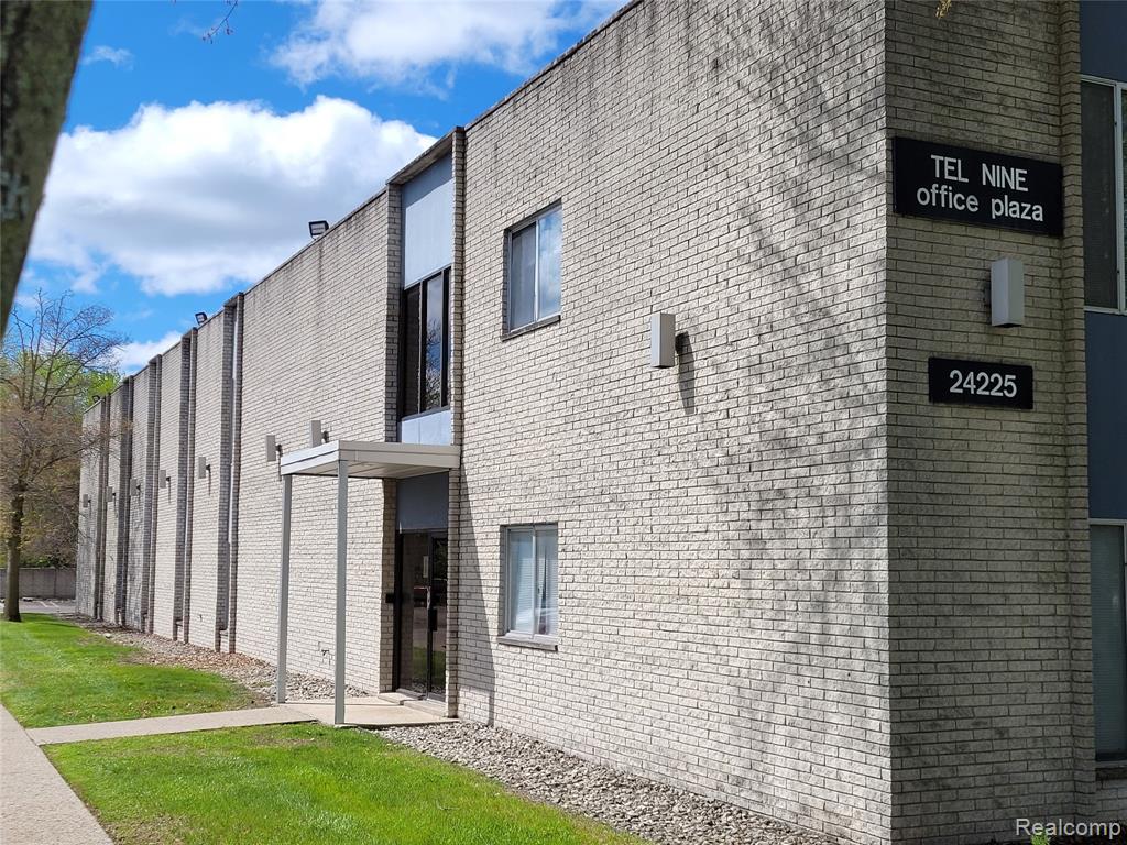 24225 W 9 MILE Road W, Southfield, MI 48033
