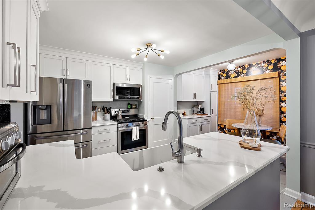 10024 Kingston Avenue, Huntington Woods, MI — Photo 9