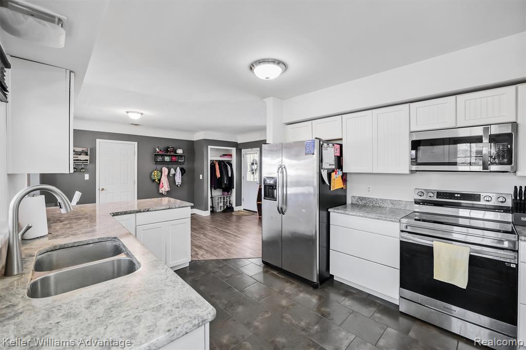 671 E Crest Lane, South Lyon, MI 48178 — Photo 12