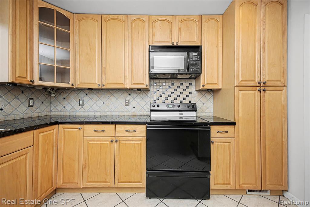 506 W 12 Mile Road, Royal Oak, MI 48073 — Photo 12