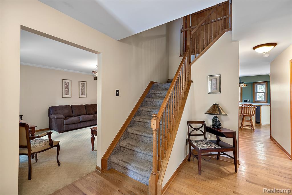 10161 LONGFORD Drive, South Lyon, MI 48178 — Photo 5