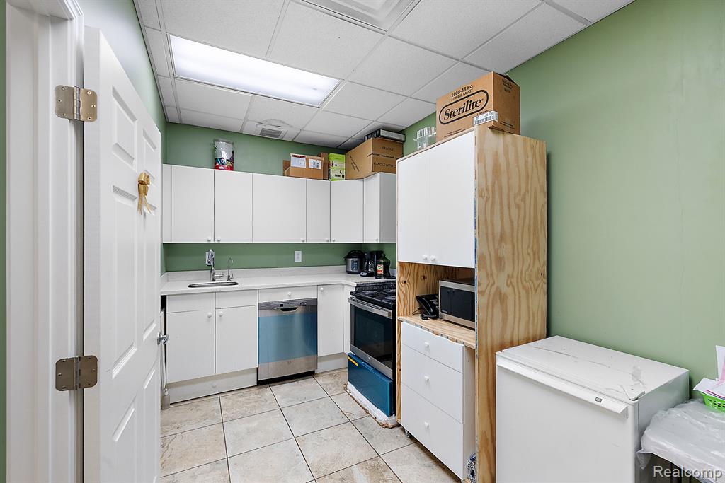 27241 SOUTHFIELD Road, Lathrup Village, MI 48076 — Photo 15