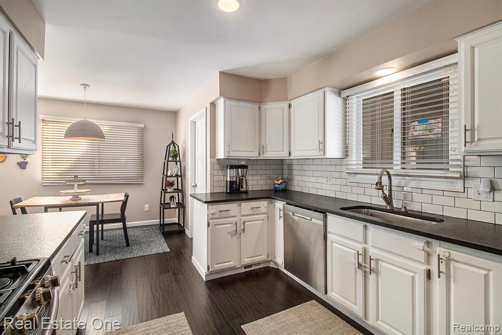 6886 High Oaks Drive, Troy, MI 48098 — Photo 10
