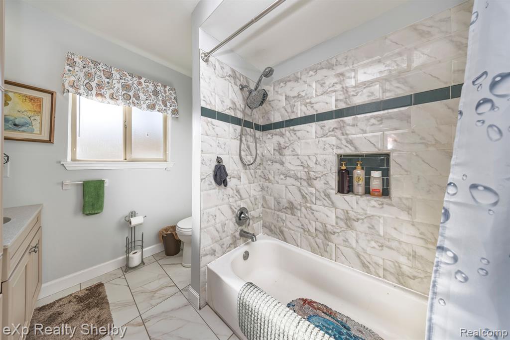 39611 HOLIDAY Drive, Sterling Heights, MI 48313 — Photo 16